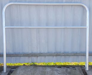 Bariera chodnikowa U-12a z porzeczką | do wkopania, wbetonowania, biało-czerwona